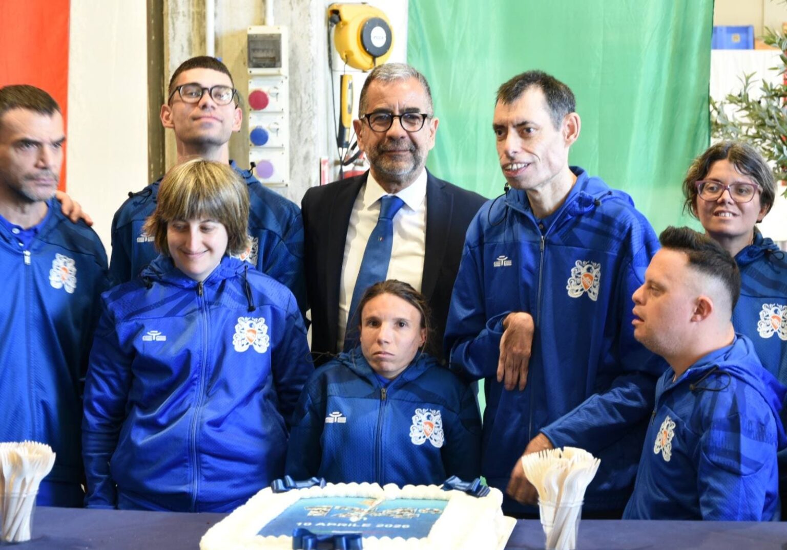I ragazzi sea scout davanti alla torta del 174 anniversario della polizia aprile 2026.jpg
