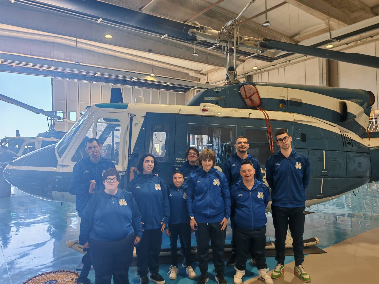 I ragazzi sea scout davanti all'elicottero al 174 anniversario della polizia aprile 2026.jpg